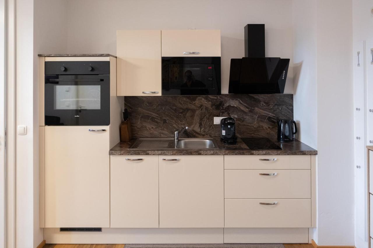 Modern Apartment W/ Cozy Balcony Near City Center ウィーン エクステリア 写真