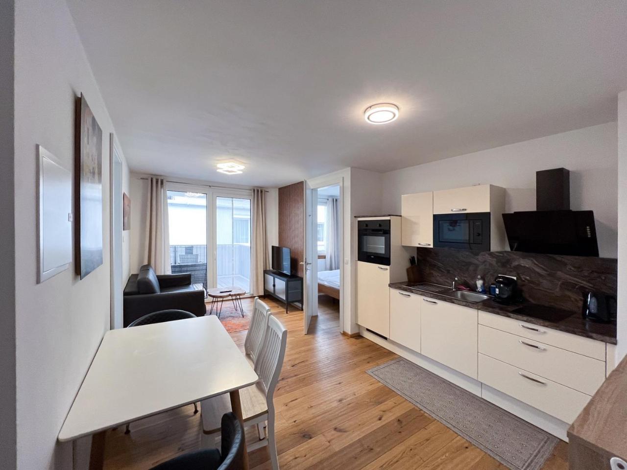 Modern Apartment W/ Cozy Balcony Near City Center ウィーン エクステリア 写真