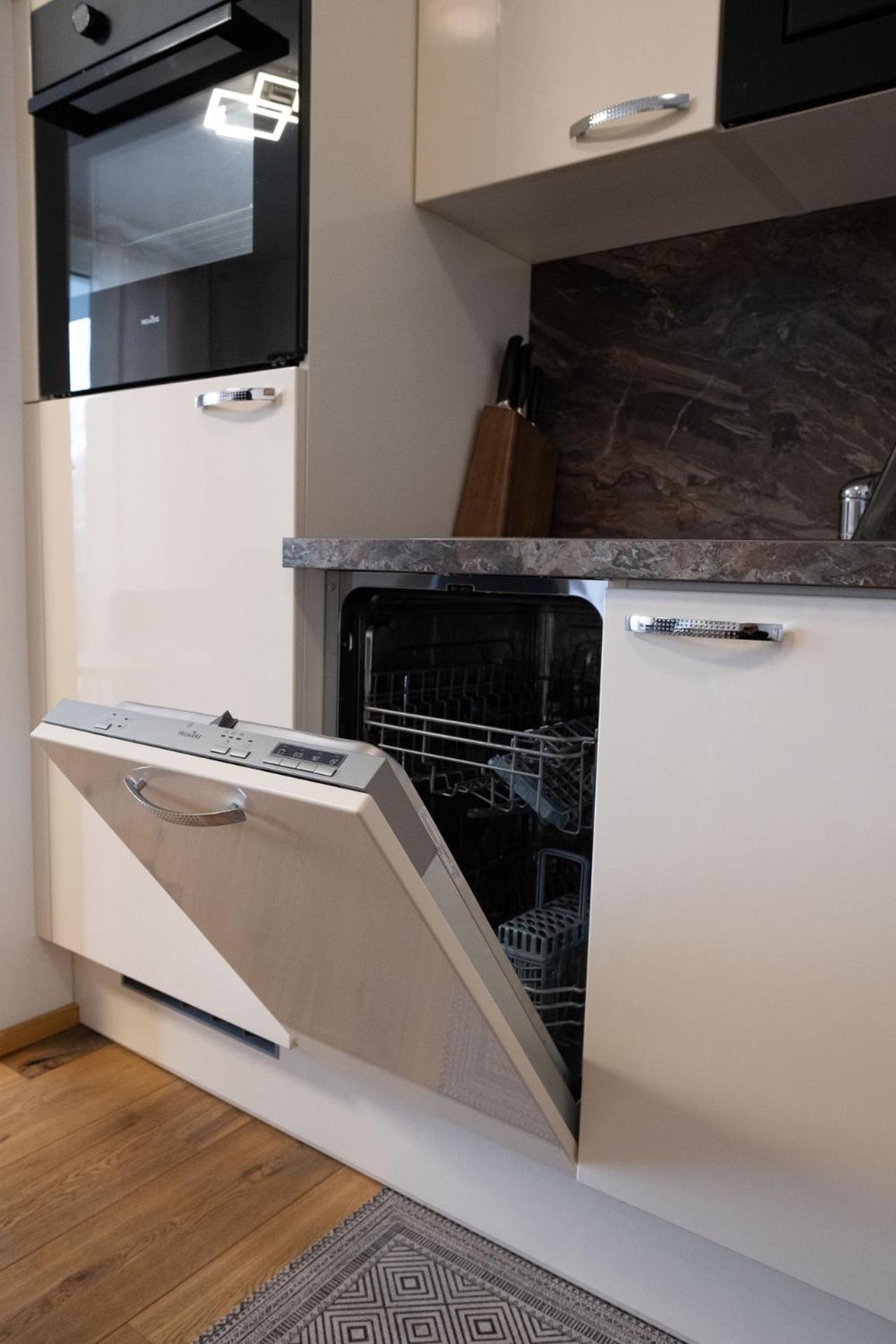Modern Apartment W/ Cozy Balcony Near City Center ウィーン エクステリア 写真
