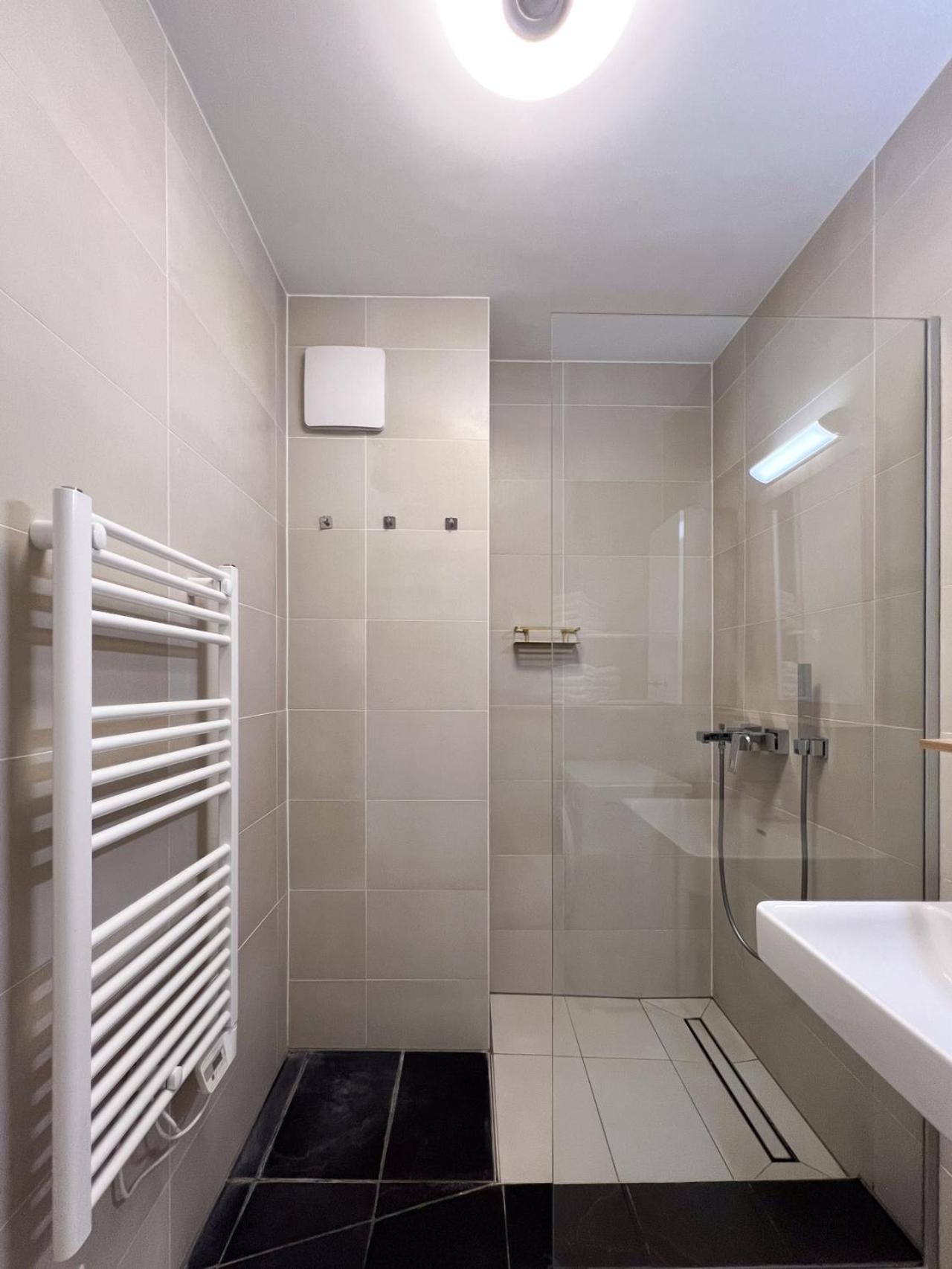 Modern Apartment W/ Cozy Balcony Near City Center ウィーン エクステリア 写真