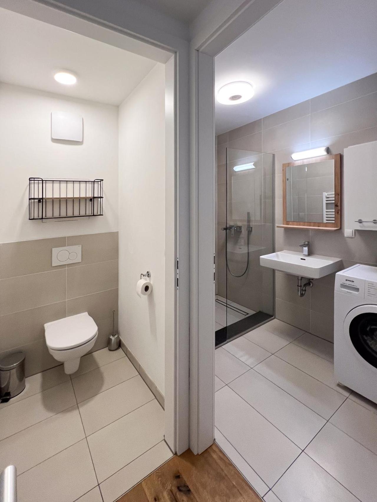Modern Apartment W/ Cozy Balcony Near City Center ウィーン エクステリア 写真